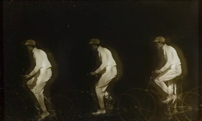 自転車に乗る男