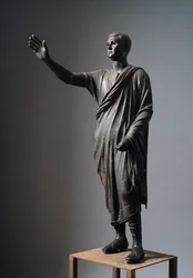 ローマ時代の弁士、アウレ・メテレ（弁士）-エトルリア時代のブロンズ彫刻、高さ：179cm、紀元前90～70年頃、イタリア・ピラ産-エトルリア文明。"ペルージャの司祭アウラス・メテルスは、演説者またはアリンガトーレと言う" 青銅像