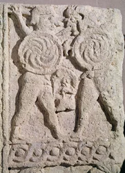 2つの戦士の石の墓石の詳細