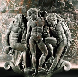 エトルリア美術：ヘラクレス、イオラオス、エロスを挟んで表現したブロンズ製フィコロニ・シストゥスの足の細部。プレネステ（パレストリーナ）より。紀元前340年。ローマ、ヴィラ・ジュリア国立博物館