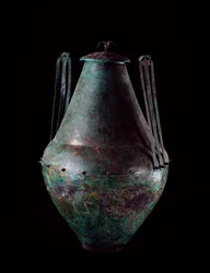エトルリア文明：紀元前680〜670年、ヴルチの青銅製タンクの墓から出土した、二重の取っ手と蓋が付いたバイコニカル青銅製花瓶