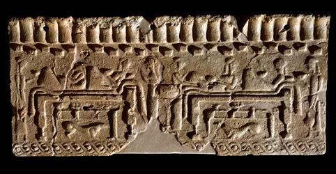 エトルリア文明：宴の場面で飾られたテラコッタ製のフリーズ。紀元前580年 薄暗い24x54cm。ムルロ宮殿より。ムルロ、コムナーレ古文書館