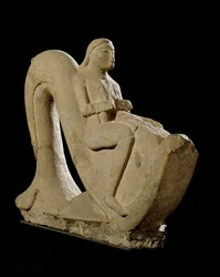 エトルリア文明：イルカに乗る青年。石の彫刻 紀元前550．日の高さ82cm ローマ、ヴィラ・ジュリア国立博物館