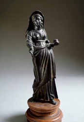 エトルリア文明。"offer figure" bronze sculpture, coming from Montalcino, Italy 300 BC Dim 26 cm (エトルリア美術、提供する女性、ブロンズ彫刻、イタリア、モンタルチーノから、紀元前300年、Dim 26 cm) Florence, Museo Archeologico
