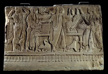 Etrusque Antiquite:葬儀用のシッペのプラーク。葬儀用ベッドでの故人の展示。パリ、ルーヴル美術館（Musee Du Louvre