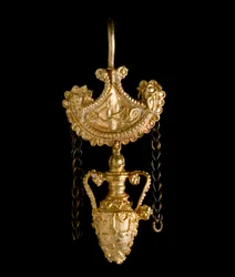 エトルリア美術：金の耳飾り。紀元前3世紀。チェルベテリより薄さ3.4 cm ローマ、ヴィラ・ジュリア美術館