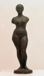 立ち泳ぎの女性
