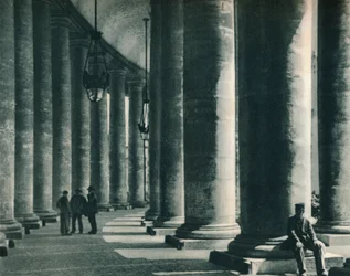 1927年、イタリア、ローマ、サンピエトロ広場の列柱の一部