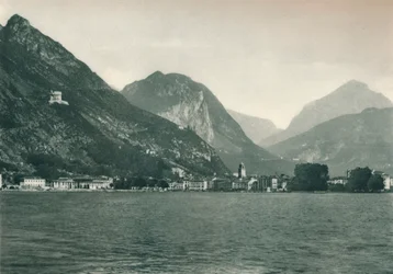 1927年、イタリア、ガルダ湖からのリーヴァデルガルダ