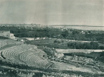 ギリシャ劇場、シラキュース、シチリア島、イタリア、1927年からの町の眺め
