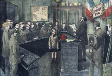 1923年11月：フランスの各コミューンでは、休戦の前日に学校長が名誉の戦場にある住民の墓の名前を読み上げ、生徒たちはそれぞれ「フランスに死を」と答えた。1923年に描かれたダンブランの絵。