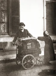 オルガン奏者、c.1898-99（ゼラチンシルバープリント）