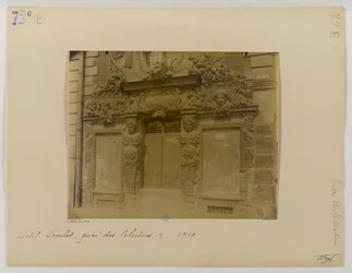 パリ4区2 quai des CélestinsのFieubetホテル(Hôtel de la Valette, Massillon school)のドア、通りの正面