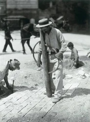 Street Paver、1910（ゼラチンシルバープリント）