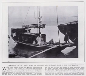 大河を旅する、揚子江を遡る宣教師とその家族（モノクロ写真