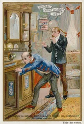 ヴィンテージブランデーのボトルを探している男性