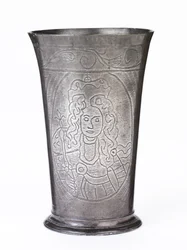 ウィリアム3世とメアリー2世のしわくちゃの肖像画が描かれた記念のピュータービーカー、c.1689-94（ピューター）