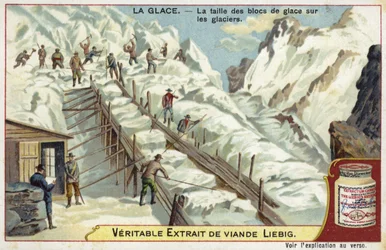 氷河で氷の塊を切る