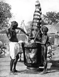 1936年、インドのヒンドゥー教の女神に敬意を表して塗装されたゴマ工場