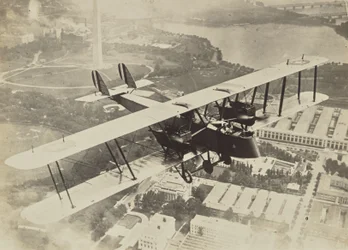 [ワシントンD.C.上空を飛ぶ飛行機]