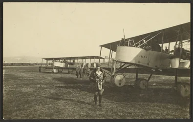 [飛行機の前の男]