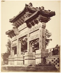 1860年10月、ペキン近郊のラマ教寺院のアーチ