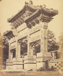 1860年10月、ペキン近くのラマ寺院のアーチ