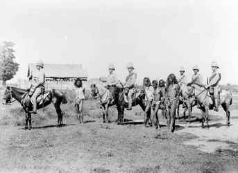 マウントされた歩兵、1890年頃に持ち込まれたダコイツ