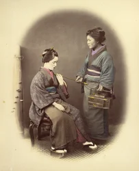 パイプを持つ若い女性