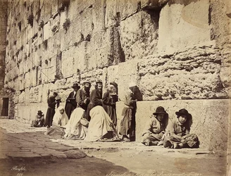 エルサレムの嘆きの壁（西の壁）で祈りを捧げるイスラエル人の一団