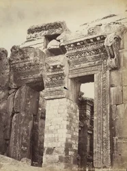 古代シリアの都市、ヘリオポリスまたはバールベック（現在のレバノン）の考古学地区にあるジュピター神殿または太陽の神殿の入口