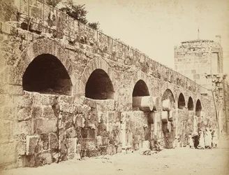 シリアの古代都市、ヘリオポリスまたはバールベック（現在のレバノン）の城壁の風景。城壁の近くに人々が集まっている。