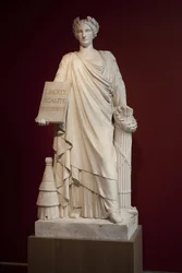 フランス共和国。アンティークのドレープを身にまとい、「Liberte, Egalite, Fraternite」の標語が書かれたプレートを持った女性が表現されており、足元の蜂の巣は豊穣と秩序を、斧と梁は権力の象徴を表しており、この寓意は再現されています。