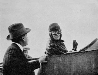 1913年1934年のブレリオ単葉機の1人の助手席にいるトレホークデービスさん