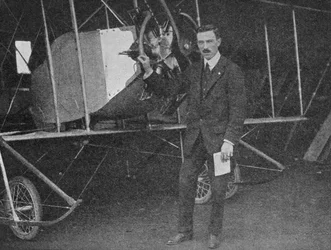 最高のインストラクターの1人：コードロントレーニング複葉機のそばに立っているルイスWFターナー、1913年1934年