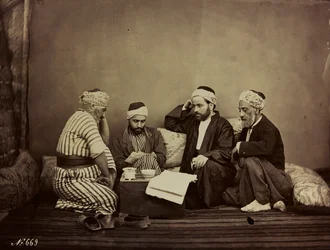 アルバムDamas et Baalbek：テーブルの周りに座っているシリア人のグループ