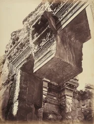 古代シリアの都市ヘリオポリスまたはバールベックの考古学地区にある神殿の入口の詳細（現在のレバノン