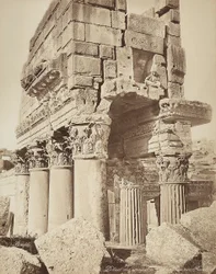 古代シリアの都市ヘリオポリスまたはバールベック（現在のレバノン）の考古学地区にあるバッカス神殿のプロナオスのディテール