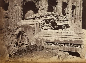古代シリアの都市、ヘリオポリスまたはバールベック（現在のレバノン）の考古学地区にあるジュピター神殿または太陽神殿のフリーズの遺跡