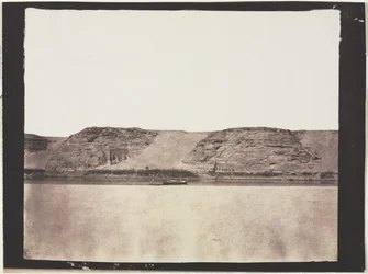 写真家のダハビエと共に岩盤に彫られたモニュメントの全体図。 アブ・シンベル