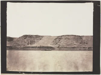 写真家ダハビエと岩盤に刻まれた記念碑の概観。アブ・シンベル、1851-1852。