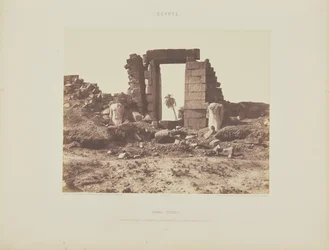 カルナック（テーベ）。第一塔門-E地点から見た門とコロッシの遺跡