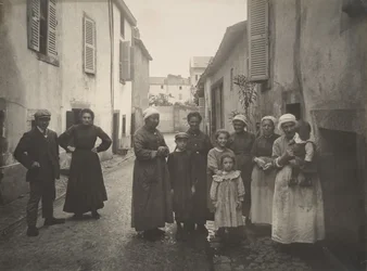 [オーヴェルニュの村の通りにいる大人と子供のグループ], ca. 1910年。