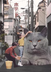 東京の街中で巨大な猫を洗う子供たち