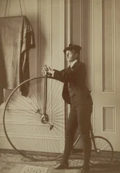 Talon sisällä Penny Farthing -pyörä, n. 1890 (seepiakuva)