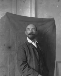 フランチェスコ・パオロ・ミケッティ、自画像（白黒写真）