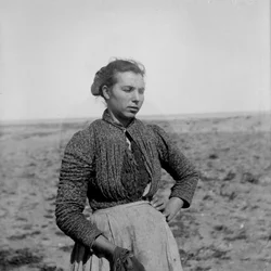 民族衣装を着た若い農民の肖像、アブルッツォ州、イタリア、1900年頃（モノクロ写真）