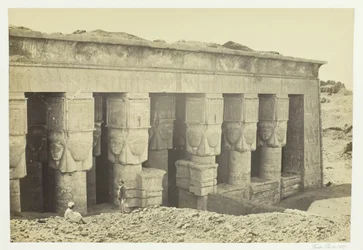 デンデラ神殿のポルティコ、1857 年。