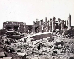南東から見たエル・カルナック神殿、1856-59年頃（セピア色の写真