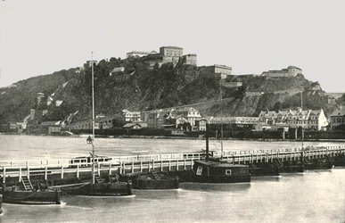 1895年、ドイツのライン川沿いのエーレンブライトシュタイン要塞。